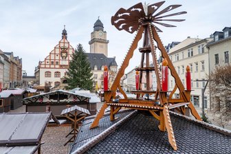 Noch sieben Tage bis zur Eröffnung: Das ist dieses Jahr neu auf dem Plauener Weihnachtsmarkt - Der Plauener Altmarkt präsentiert sich bereits weihnachtlich. Der Weihnachtsmarkt wird am Dienstag eröffnet.