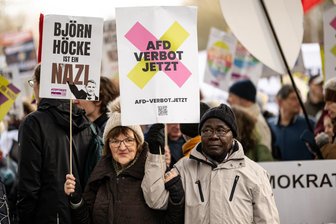 Noch vor der Wahl: Antrag auf AfD-Verbotsverfahren wird im Bundestag debattiert - Bei einer Demonstration im Dezember in Berlin forderten Teilnehmer ein AfD-Verbot.