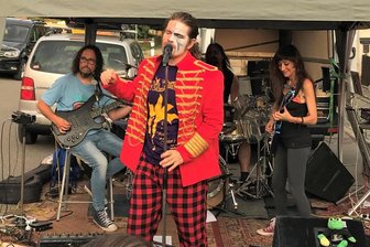 Noch zwei Garden Partys vorm Reichenbacher Bergkeller - Die Marillion-Coverband Mr. Punch aus Italien lockte mehr als 100 Besucher an den Reichenbacher Bergkeller.