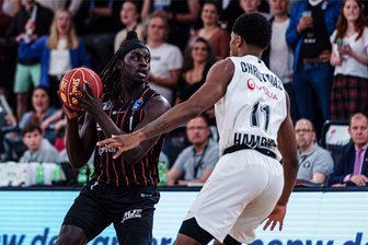 Noch zwei Heimspiele, dann Playoffs: So geht es für die Niners Chemnitz weiter - Aher Uguak gehört in dieser Saison zu den konstantesten und wichtigsten Spielern der Niners Chemnitz. Beim Sieg in Hamburg stand der Kanadier mit sudanesischen Wurzeln fast die gesamte Spielzeit über auf dem Feld. Jetzt kämpft er mit seinem Team darum, Platz drei zu verteidigen.