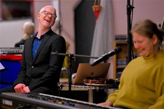 Noch zwei Konzerte vor dem Flug ins Ungewisse – Umfangreiches Programm für den israelischen Drummer Yogev Shetrit - Bei der Probe für das Konzert am Freitag kann Yogev Shetrit die Sorgen für kurze Zeit vergessen. Rechts die Jazzsängerin und Musikpädagogin Akvile Kalinaite-Kaufmann, die schon oft mit ihm gespielt hat.