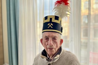 „Nochmal die Zwickauer Bergparade erleben“: Für Heinz Kraft erfüllt sich ein Herzenswunsch - Heinz Kraft mit seinem Bergmannshut, den er nach Zwickau mitgebracht hat. Zur Bergparade, bei der er am Sonnabend als Zuschauer dabei sein will, will er ihn tragen.