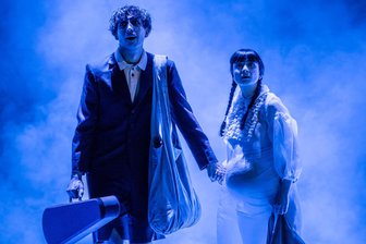 Nominiert für den „Faust“: Dennis Krauß ist für seine Inszenierung der Oper „Sleepless“ in Chemnitz im Rennen - Szenenbild der Oper „Sleepless“ mit Musik von Peter Eötvös, die im April vergangenen Jahres Premiere in Chemnitz hatte.