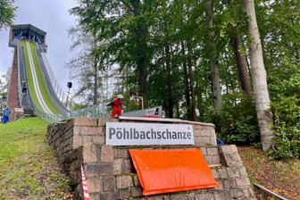 Nord-Cup macht Station in Pöhla im Erzgebirge: Einblicke in ein Leben für den Wintersport - Die Pöhlbachschanze war Austragungsort und zweite Station des DSV-Nord-Cups. 63 Jugendliche sprangen Weiten von bis zu 65 Meter und gingen mit einer durchschnittlichen Geschwindigkeit von 75 Kilometern pro Stunde über den Bakken.
