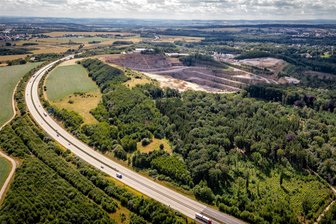 Nord-Süd-Verlauf: Muss die A 72 nun umbenannt werden? - Von Hof kommend hinter Chemnitz macht die A 72 eine Kurve gen Norden. Vorbei am Hartmannsdorfer Steinbruch führt die Autobahn nach Leipzig.