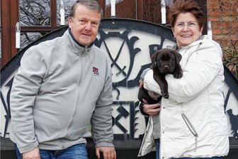 Norddeutsche Schwibbogenfans schaffen sich einen Erzgebirger auf vier Pfoten an - Heike und Wolfgang Lorentz vor ihrem Haus in Wedemark - wo natürlich ein Schwibbogen steht. Bald wird der Welpe auch die Bögen der Lorentzschen Wanderausstellung "Schwibbögen am Ortseingang" kennenlernen - wenn das Ehepaar zum Abbau der aktuellen Schau nach Oederan fährt, wird der Vierbeiner natürlich dabei sein. 
