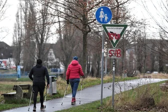 Nordic Walker treffen sich in Zschopau wieder zum Neujahrslauf - Zwei Frau walken bei bewölktem Himmel und mit für die Jahreszeit zu milden Temperaturen.