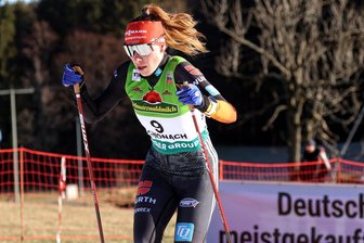 Nordische Kombination in Schonach: Vogtland-Quartett mit Debütant Nick Siegemund schlägt sich wacker - Jenny Nowak am Samstag auf dem Weg zu Platz neun: „Das war durchwachsen.“