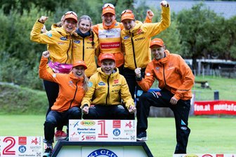 Nordische Kombination: Jenny Nowak aus Klingenthal gewinnt Sommerserie mit vier Podestplätzen - Physiotherapeutin Nina Jung, Nathalie Armbruster, Anne Häckel, Jenny Nowak und Maria Gerboth hatten mit ihren Trainern Florian Aichinger und Tim Kopp (von links vorn im Uhrzeigersinn) viel Freude bei den diesjährigen Sommer-Grand-Prix-Wettbewerben.