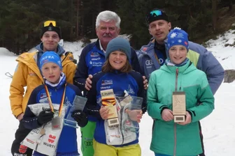 Nordische Kombination: Junge Erzgebirgern ist eines der deutschlandweit vielversprechendsten Talente - Charlotte Starke (Mitte) und ihr Trainer, Opa Joachim, sammeln gemeinsam fleißig Pokale und Goldmedaillen.