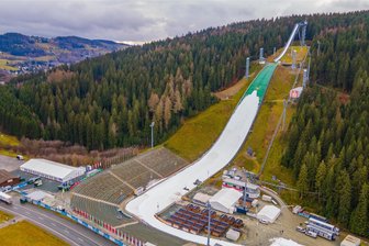Nordische Kombination: Kein Ersatz-Weltcup in der Vogtland-Arena - Warum Klingenthal im kommenden Winter leer ausgeht - Beim letzten Kombinationsweltcup im Januar 2023 in der Vogtland-Arena gab es zunächst keinen Schnee. Dann hielt der Winter Einzug und Klingenthal sprang kurzfristig für Chaux Neuve ein.