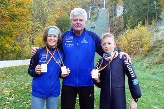 Nordische Kombination: Quereinsteiger vom SV Zschopau setzt rasanten Aufstieg fort - Stolz präsentieren die von Trainer Joachim Starke betreuten Charlotte Starke und Elias Berthold ihre Medaillen, die sie beim Schülercup in Winterberg gewonnen haben.