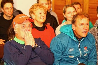 Nordische Kombination: Sollen wir uns das noch antun? - Ein Schnappschuss, der viel ausdrückt: Frank Erlbeck und Jens Einsiedel (r.) fiebern während einer Live-Übertragung in der Schanzenbaude Geyer mit und erleben einen der wenigen Momente, in denen Eric Frenzel die Puste ausgeht. Doch alles nimmt ein gutes Ende. 
