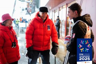 Nordische Ski-WM hautnah: Wenn König Harald V. vorfährt und der „Freie-Presse“-Reporter Gänsehaut bekommt - Norwegens König Harald V. und seine Frau Sonja empfingen Skispringer Marius Lindvik nach dessen Sieg auf der Normalschanze.