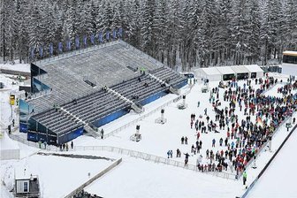 Nordische Ski-WM in Planica: Alles eine Nummer kleiner - Auf der Tribüne bei der WM-Premiere im Mixedteam der Nordischen Kombination war noch reichlich Platz.