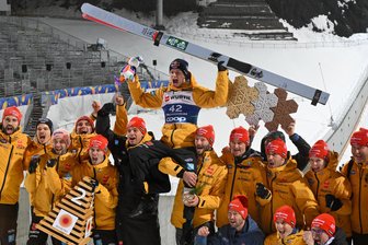 Nordische Ski-WM in Trondheim: Vizeweltmeister Andreas Wellinger mit weniger Sprunganzug zu größeren Weiten - Andreas Wellinger lässt sich vom deutschen Team feiern.