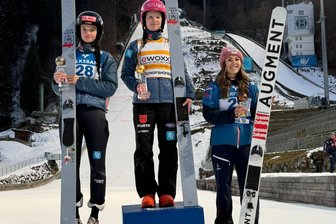 Nordische Skisportler aus Klingenthal bestehen internationale Bewährungsproben - Kim Amy Duschek (links) vom Bundesstützpunkt Klingenthal freute sich beim Inter Continentalcup der Skispringerinnen in Bischofshofen über Silber.