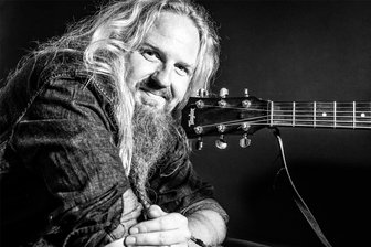 Nordische Weihnachten im Reichenbacher Neuberinhaus - Der schwedische Troubadour Stefan Johansson.