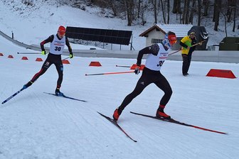 Nordischer Kombinierer aus dem Erzgebirge drückt dem Deutschlandpokal seinen Stempel auf - Der Langlauf ist die große Stärke von Kombinierer Matti Ebell (vorn).