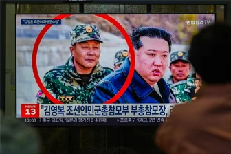 Nordkorea: Kims General für den Ukrainekrieg - Kim Jong Bok (im roten Kreis) ist ein enger Vertrauter des nordkoreanischen Machthabers Kim Jong Un (rechts daneben).