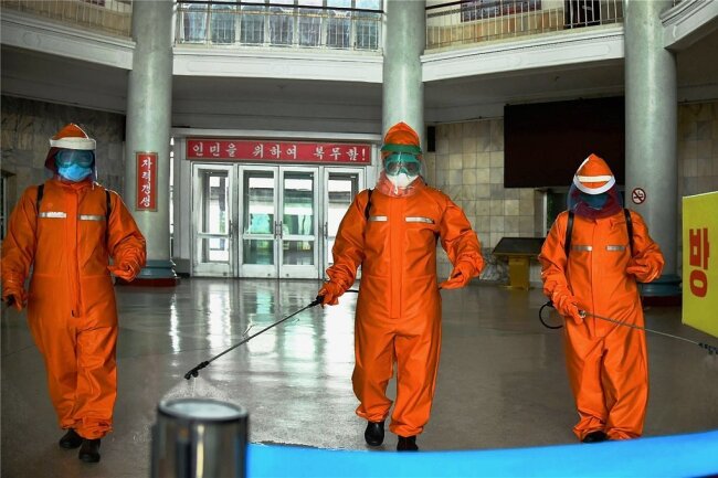 Nordkoreanisches Fieber - Das Bahnhofsgelände in Pjöngjang wird zum Schutz gegen neue Coronavirusinfektionen desinfiziert. 