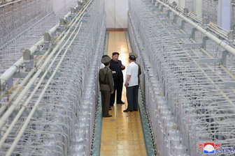Nordkoreas Machthaber will Atomwaffenvorrat radikal ausbauen - Nordkoreas Machthaber Kim lässt sich gern vor eindrucksvollen Kulissen fotografieren. (Archivfoto)