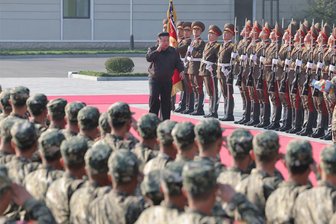 Nordkoreas Söldner und Waffen für Russland sind Milliardengeschäft für Kim Jong Un - Nordkoreas Machthaber Kim Jong Un (Mitte) salutiert bei einer Inspektion im Hauptquartier des 2. Korps der Volksarmee an einem nicht genannten Ort.