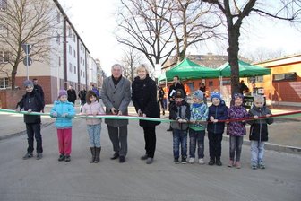 Nordplatz in Zwickau jetzt verkehrsberuhigt - Offizielle Freigabe des Zwickauer Nordplatzes mit städtischen Vertretern und Kita-Kindern