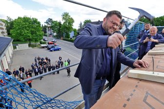 „Normal baue ich das in einem halben Jahr“: Warum dauert der Feuerwehranbau in Hohenstein-Ernstthal so lange? - Oberbürgermeister Lars Kluge hat beim Richtfest symbolisch einen Nagel eingeschlagen.