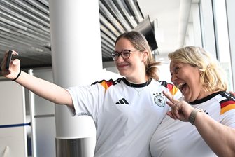 Normale Passagiere im DFB-Flieger mit Trikots beschenkt - Glückliche Passagiere: Auch Leonie und Anja bekamen ein Deutschland-Trikot vor dem Linienflug mit der Nationalmannschaft nach Chicago.