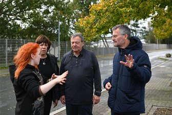 Norweger erforscht KZ-Geschichte seiner Mutter: Sie hat nie über die „Peniger Hölle“ gesprochen - Der Norweger Arne Bergsvik (2. v. r.) war mit seiner Frau Monica (2. v. l.) auf Spurensuche in Penig. Kathrin Henzinger war als Dolmetscherin bei dem Treffen dabei, Ringo Gründel führte die Gäste durch Penig.