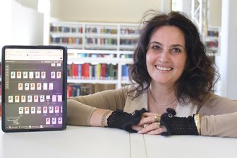 Norwegerin sucht nach ihrem deutschen Großvater – die Spur führt in die Region Zwickau - Cecilie Lanes hat während ihres Aufenthaltes in Zwickau auch die Stadtbibliothek besucht. Auf dem Tablet zeigt sie einen Stammbaum ihrer potenziellen Vorfahren.