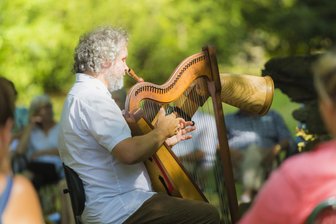 Nossen: Wenn Vögel und Harfe den Klosterpark verzaubern - Konzert für Harfe und Alphorn im Klosterpark Altzella unter dem schattigen Blätterdach uralter Bäume, es spielt Stefan Weyh.