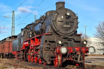 Nostalgie auf Schienen: Eine alte Erzgebirgslok kehrt aus dem Westen zurück - Zweimal startet die zugstarke 58er am 18. April zu Rundfahrten durch das Erzgebirge.