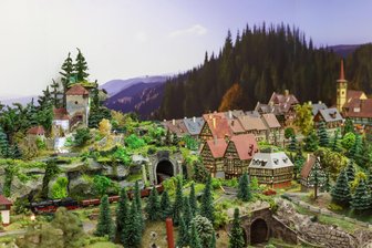 Nostalgie bis zum Horizont: Gersdorfer Club zeigt Modelleisenbahnen - Frappierend: Die Modellbahn Gersdorf wirkt wie eine erzgebirgische Kleinstadt-Idylle.