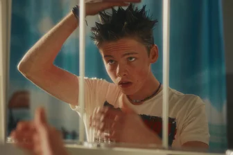 Nostalgie – die weh tut: Wie die neue ZDF-Neo-Serie „Chabos“ die Nullerjahre entzaubert - „Chabos - Hinein ins Weekend Feeling“: Peppi (Nico Marischka) macht sich vor einem Spiegel mit Gel eine Igelfrisur.