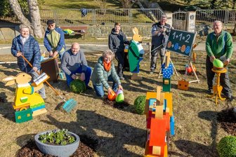 Nostalgie: Kunterbunte Hasenschule in Friesen stimmt auf das Osterfest ein -