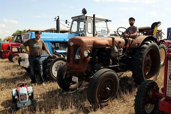 Nostalgie pur: Alttraktorentreffen in Breitenborn zieht Oldtimerfans an - Hans-Jörg Döhner (l.) und Christian Döhner sind, wie sie sagen, vom Famulus-Virus befallen. Sowohl der Vater als auch der Sohn fahren einen Traktor, der einst im volkseigenen Betrieb Schlepperwerk Nordhausen hergestellt worden ist.