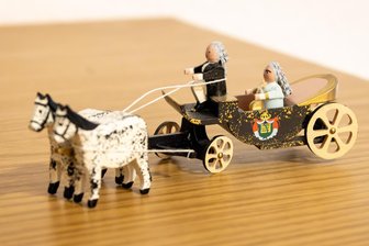 Nostalgie pur: Ein Burgstädter und seine riesige Sammlung winziger Spielzeuge - Ein Pferdegespann mit der Figur von August dem Starken als Miniaturmodell ist Bestandteil einer Sonderschau im Burgstädter Heimatmuseum. Besonders fein gestaltet: die Perücken.