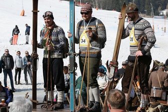 Nostalgie-Skirennen: 60 Fahrer wagen sich auf historischen Brettern den Fichtelberg hinab - Den ersten Spaß gab es während der Materialüberprüfung, bei der sich alle Teilnehmer auf einem Laufsteg präsentieren konnten: Jörg Rechenberger, Sebastian Wolf und Georg Marschner (von links) waren dabei.