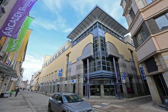 Nostalgie statt Leere: Verlassenes Kaufhaus in Zwickauer Innenstadt wird zur Ausstellungsfläche für Trabis - Das ehemalige Kaufhaus Joh bietet dem Trabi künftig eine Bühne. Das Erdgeschoss wird gegenwärtig als Ausstellungsfläche hergerichtet.
