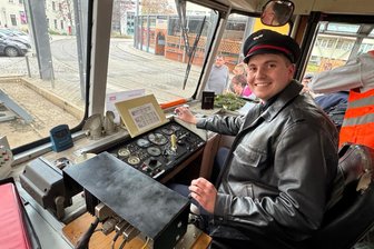 Nostalgischer Sonderzug rollt durch Zwickauer Stadtzentrum - Friedemann Schürer steuerte den Zug nach Zwickau.