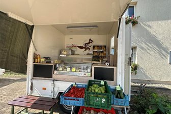 Not macht erfinderisch: Geflügelhof in Seelitz trotzt der Sperrung der B 175 mit Verkaufswagen - Der Seelitzer Geflügelhof Hinkelmann steht nun jeden Mittwoch mit einem Verkaufswagen in Gröblitz.