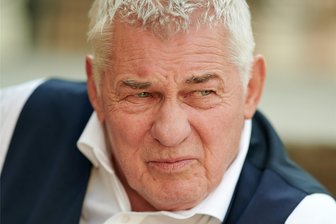 Not-Operation: Schauspieler Heinz Hoenig liegt im Koma - Schauspieler Heinz Hoenig liegt in einem Berliner Krankenhaus, wie RTL meldet.