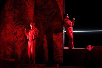Notarzt bei Chemnitzer Opernpremiere: Leporello muss ins Krankenhaus - Johann Kalvelage alias Loprello (links) - hier im Zusammenspiel mit Thomas Essl (Don Giovanni) - klagte über so starke körperliche Beschwerden, dass der Notarzt alarmiert werden musste.
