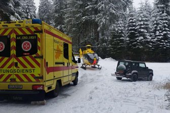 Notarzt-Einsätze im Erzgebirge: Rettung für abgestürzten Jäger kommt aus der Luft - „Christoph 46“ kann selbst in unwegsamem Gelände landen. Erst vor wenigen Tagen half die Crew einem Jäger, der abgestürzt war und sich dabei verletzt hatte.