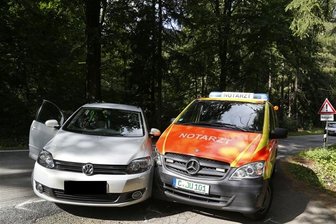 Notarztwagen kollidiert mit VW -