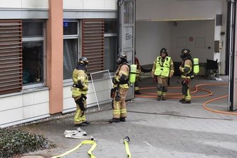 Notaufnahme am Stollberger Krankenhaus nach Brand außer Betrieb - Patient legte Feuer - Großeinsatz am Dienstagabend am Stollberger Krankenhaus.