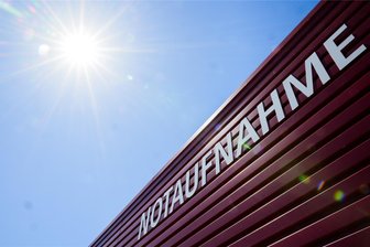 Notaufnahme überlastet: Das soll sich für Patienten ändern - Die Notfallambulanzen der Krankenhäuser, wie hier in Hannover, dienen oft auch Patienten bei weniger dringenden Problemen als erste Anlaufstelle. Das will die Politik ändern.