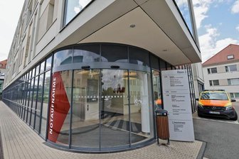 Notaufnahmen im Landkreis Zwickau am Limit: Warnung vor Überlastung und Abwanderung - Die Notaufnahme im Rudolf-Virchow-Klinikum in Glauchau. Entlastung gibt es für die Mitarbeitenden durch eine Bereitschaftspraxis der Kassenärztlichen Vereinigung. Foto: Andreas Kretschel